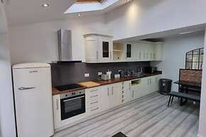St Albans Stylish Suite With Kitchenette