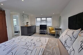 St Albans Stylish Suite With Kitchenette