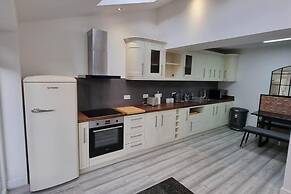 St Albans Stylish Suite With Kitchenette