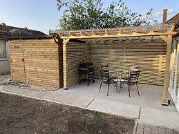 St Albans Stylish Suite With Kitchenette