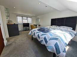 St Albans Stylish Suite With Kitchenette