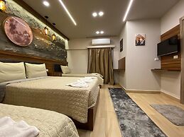 Holy Sheet Plus, Boutique Hotel