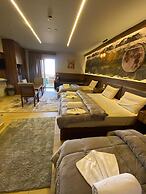 Holy Sheet Plus, Boutique Hotel