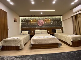 Holy Sheet Plus, Boutique Hotel