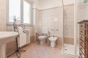 Sunny Varenna Apartment
