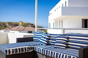 Green View Delight Chic Blue Bay Apartment