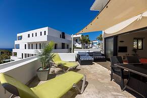 Green View Delight Chic Blue Bay Apartment
