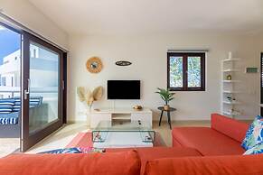 Green View Delight Chic Blue Bay Apartment