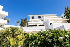 Green View Delight Chic Blue Bay Apartment
