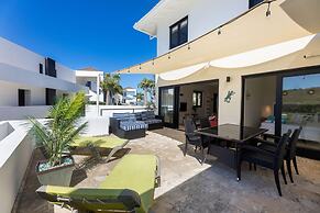 Green View Delight Chic Blue Bay Apartment