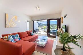 Green View Delight Chic Blue Bay Apartment