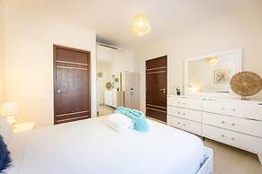 Green View Delight Chic Blue Bay Apartment