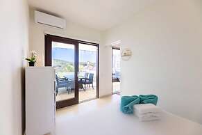Green View Delight Chic Blue Bay Apartment