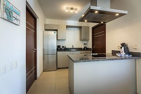 Green View Delight Chic Blue Bay Apartment