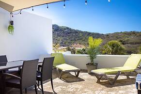 Green View Delight Chic Blue Bay Apartment