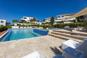 Green View Delight Chic Blue Bay Apartment