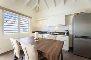 Charming 2BR Apt With Tropical Garden Pool