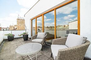 Lavish And Chic Duplex Apartment for Families and Couples