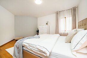 Lavish And Chic Duplex Apartment for Families and Couples
