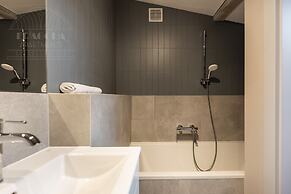 Blue Blood for 11 by Fragola Apartments