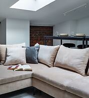 Blue Blood for 11 by Fragola Apartments