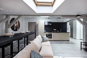 Blue Blood for 11 by Fragola Apartments