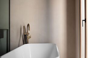 Sutor Chic Manor