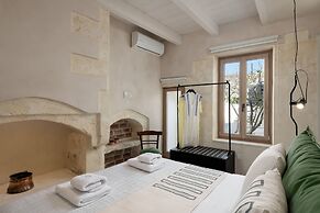 Sutor Chic Manor