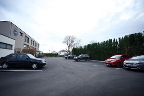 Arrow Hotel