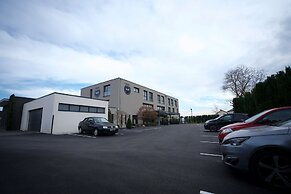 Arrow Hotel