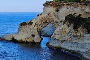 Peaceful Haven With Stunning Views Close to sea