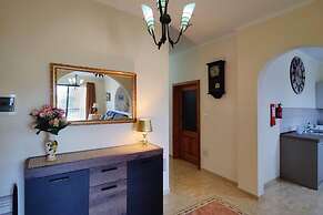 Peaceful Haven With Stunning Views Close to sea