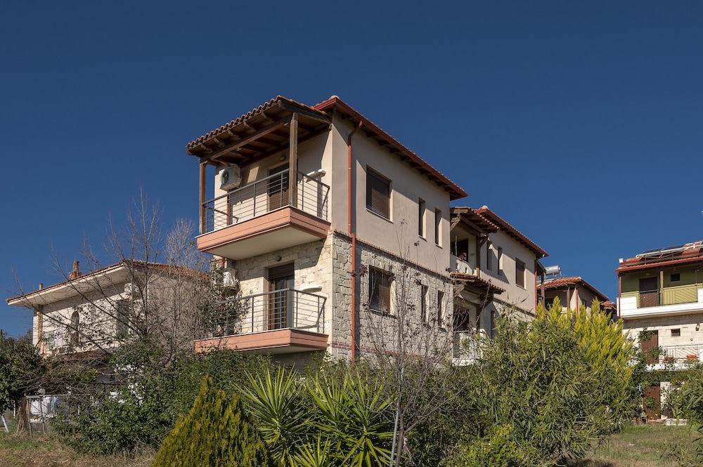 Eleon Suites & Apartments