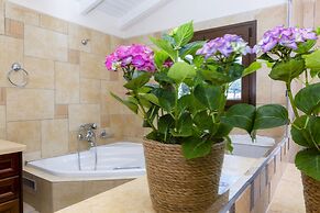 Solaris Methea Deluxe Suites
