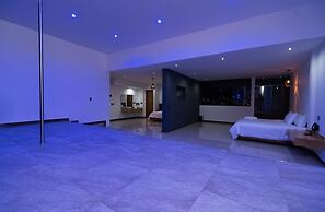 Hotel Hell Blue