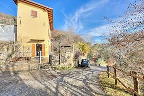 Faby House On Hilly Area And Lake View