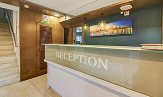 Hotel Aura - Near Malad Link Road