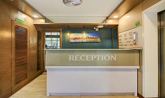Hotel Aura - Near Malad Link Road