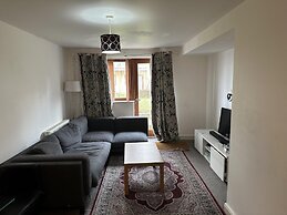 Immaculate 2-bed Apartment in Greenhithe
