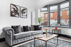 2 Bed Flat - Sleeps 8 - Pets - Parking - Wifi