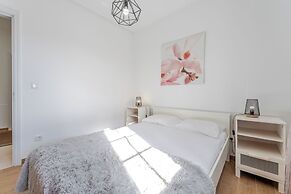 Spacious, Garden, and Private Parking