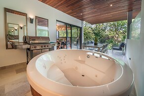 Maricruz - Luxury Condo with Jacuzzi