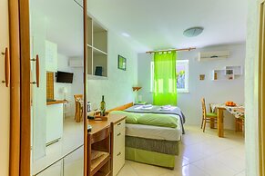 Studio With Shared Garden, 3 min Walk to the Beach