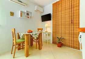 Studio With Shared Garden, 3 min Walk to the Beach