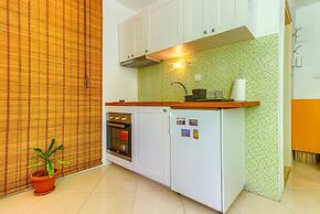 Studio With Shared Garden, 3 min Walk to the Beach