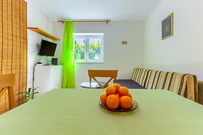 2-bdr apt With Shared Garden, 3 min Walk to Beach