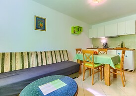 2-bdr apt With Shared Garden, 3 min Walk to Beach