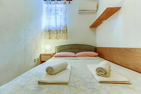 2-bdr apt With Shared Garden, 3 min Walk to Beach