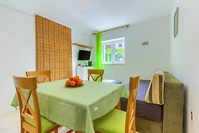 2-bdr apt With Shared Garden, 3 min Walk to Beach