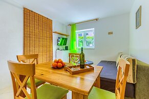 2-bdr apt With Shared Garden, 3 min Walk to Beach